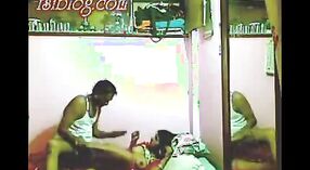 Любительское индийское секс-видео с участием горничной, которую трахает хозяин ее дома 4 минута 20 сек