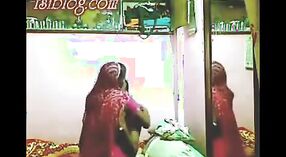 Vidéo de sexe indien amateur mettant en vedette la femme de chambre qui se fait baiser par son propriétaire 0 minute 0 sec