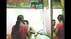 Video seks India amatir yang menampilkan pelayan yang ditiduri oleh pemilik rumahnya 0 min 50 sec