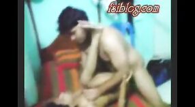 Vidéo de sexe indien mettant en vedette la première fois d'une fille desi avec son professeur 4 minute 40 sec
