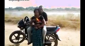 Vídeo de sexo indiano com uma prostituta local e um motociclista num ambiente ao ar livre 0 minuto 0 SEC