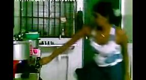 Pasangan milf India menikmati film porno gratis di dapur 0 min 0 sec