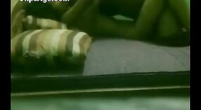 Vídeos de sexo indianos com Omkari, uma prostituta Desi que é capturada nua pelo seu cliente habitual 1 minuto 00 SEC
