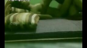 Vidéos de sexe indien mettant en vedette Omkari, une pute Desi qui est capturée nue par son client régulier 1 minute 40 sec