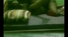 Vidéos de sexe indien mettant en vedette Omkari, une pute Desi qui est capturée nue par son client régulier 5 minute 00 sec