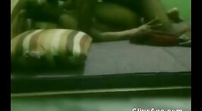 Indiase seks video ' s featuring Omkari, een Desi hoer die is gevangen naakt door haar regelmatige klant 7 min 40 sec