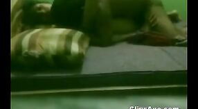 فيديوهات جنسية هندية تعرض أومكاري ، عاهرة ديسي التي تم التقاطها عارية من قبل عميلها العادي 8 دقيقة 20 ثانية