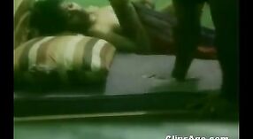 Indiase seks video ' s featuring Omkari, een Desi hoer die is gevangen naakt door haar regelmatige klant 9 min 00 sec