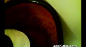 蒸し暑いフェラチオを与える熱いタミル人の女の子をフィーチャーしたインドのセックスビデオ 1 分 30 秒