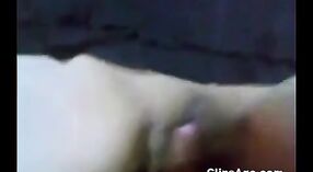 Desi kız Ritu şeritler ve bu amatör porno video sevgilisine oral seks verir 2 dakika 10 saniyelik