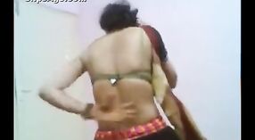 Desi girl Ritu se déshabille et fait une pipe à son amant dans cette vidéo porno amateur 0 minute 0 sec