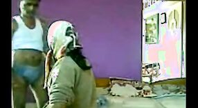 Indiase seks video featuring rondborstige Bharti en haar nextdoor guy 1 min 20 sec