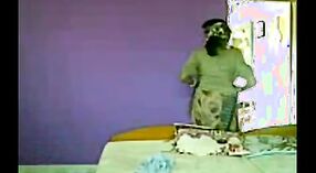 Vídeo Sexual indiano com Bharti busty e o seu tipo à porta 0 minuto 30 SEC