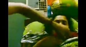 Des filles Desi dans une vidéo porno amateur se font baiser par un jeune devar 2 minute 00 sec