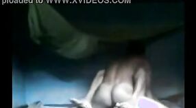 Video de sexo indio con la primera vez de una chica desi siendo follada por su administrador de correos local 1 mín. 30 sec