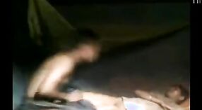 Vidéo de sexe indien mettant en vedette la première fois d'une fille desi baisée par son maître de poste local 0 minute 40 sec