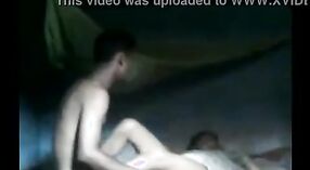 Video de sexo indio con la primera vez de una chica desi siendo follada por su administrador de correos local 1 mín. 10 sec