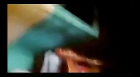 Desi meisje wordt geneukt door jong devar in de Indiase seks video 7 min 00 sec