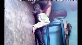 Desi maestra de escuela es follada por un peón de oficina en este video amateur 3 mín. 50 sec