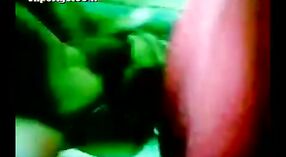 Indisches Sexvideo mit Ikshita, die von ihrem Freund entblößt und gefickt wird 2 min 20 s