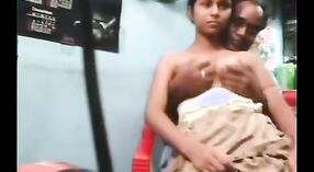 Индийское секс-видео, в котором молодая дези впервые встречается с другом своего дяди 1 минута 00 сек