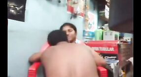 فيديو جنسي هندي يعرض فتاة شابة ديسي لأول مرة مع صديق عمها 5 دقيقة 00 ثانية