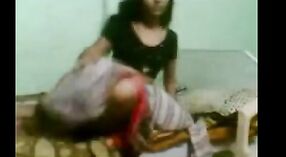 Indyjski seks wideo featuring a desi dziewczyna kto kocha do dać jej partner dobrze ustami 6 / min 50 sec