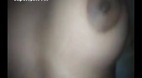 Desi chica se desnuda en la India video porno con su hermano 1 mín. 20 sec