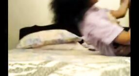 Indyjski seks-skandal klipy: młoda dziewczyna pieprzy się z własnym wujkiem 1 / min 20 sec