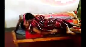若くて角質の隣人をフィーチャーしたインドのセックススキャンダルビデオ 1 分 40 秒