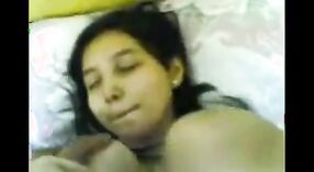インドの女子大生は、アマチュアポルノビデオで恋人といたずらを得る 2 分 00 秒