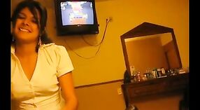 Vídeo de sexo indiano com secretária de escritório busty em quarto de hotel 4 minuto 20 SEC