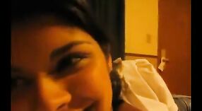 Vídeo de sexo indiano com secretária de escritório busty em quarto de hotel 0 minuto 40 SEC