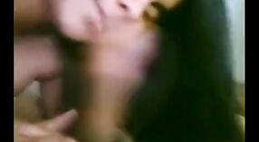 印度性丑闻录像带，其中包括一个热门妻子，在凸轮上给予热门口交 2 敏 50 sec