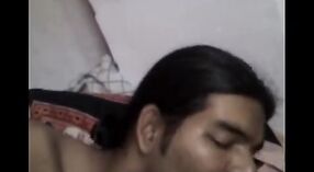 Vidéo de sexe indien mettant en vedette une fille du centre d'appels desi qui se fait baiser pour la première fois par son patron 2 minute 50 sec