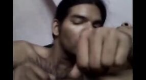 Vídeo de sexo indiano com uma rapariga do centro de chamadas desi que é fodida pela primeira vez pelo seu chefe 5 minuto 50 SEC