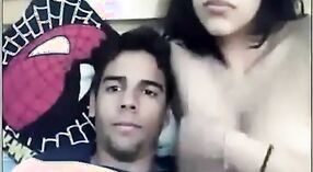 Indisches Sexvideo mit einer jungen Chefin und ihrem wunderschönen Punjabi-Büromädchen 8 min 20 s