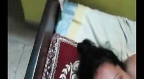 या हौशी व्हिडिओमध्ये भारतीय एस्कॉर्ट गर्ल तिच्या क्लायंटला वाफेवर आवाज देते 6 मिन 10 सेकंद