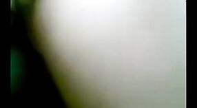 エスコートガールのサイナのフェラチオとセックススキルをフィーチャーしたインドのセックスビデオ 2 分 50 秒