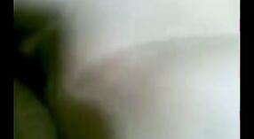 エスコートガールのサイナのフェラチオとセックススキルをフィーチャーしたインドのセックスビデオ 3 分 40 秒