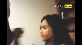 业余德西大学女孩在印度性爱视频中与爱人一起顽皮 4 敏 20 sec