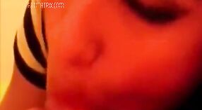 Gadis Desi Mengisap Kontol dalam Video Porno Amatir 0 min 50 sec
