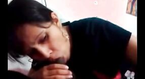 Desi Aunty itibaren Dehradun Gets bored ve Verir bir oral seks 0 dakika 40 saniyelik