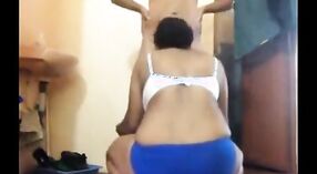Vidéo de sexe indien amateur mettant en vedette la première pipe d'une tante au gros cul 3 minute 20 sec