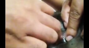 Vidéo de sexe indien amateur mettant en vedette la première pipe d'une tante au gros cul 4 minute 50 sec