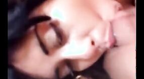 الهندي الجنس وأشرطة الفيديو: المراهقون المحلل يعطي رئيسها قذرة اللسان 1 دقيقة 00 ثانية