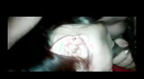 या हौशी अश्लील व्हिडिओमध्ये भारतीय गृहिणी तिच्या प्रियकराला एक गरम आणि मादक ब्लॉग्ज देते 0 मिन 0 सेकंद