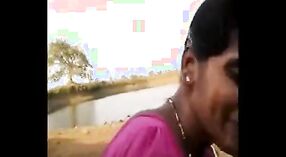 கிராமத்தைச் சேர்ந்த இந்திய மில்ஃப் ஒரு வெளிப்புற தனியா கொடுக்கிறார் 1 நிமிடம் 00 நொடி