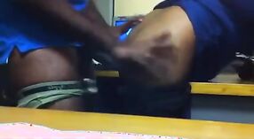 देसी कार्यालय लड़की देता है एक गर्म करने के लिए उसके मालिक में इस शौकिया वीडियो 3 मिन 40 एसईसी