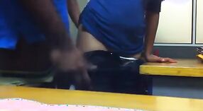देसी कार्यालय लड़की देता है एक गर्म करने के लिए उसके मालिक में इस शौकिया वीडियो 5 मिन 40 एसईसी
